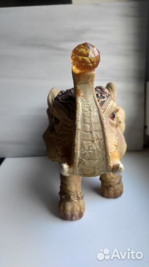 Крупная статуэтка слон, украшенная камнями