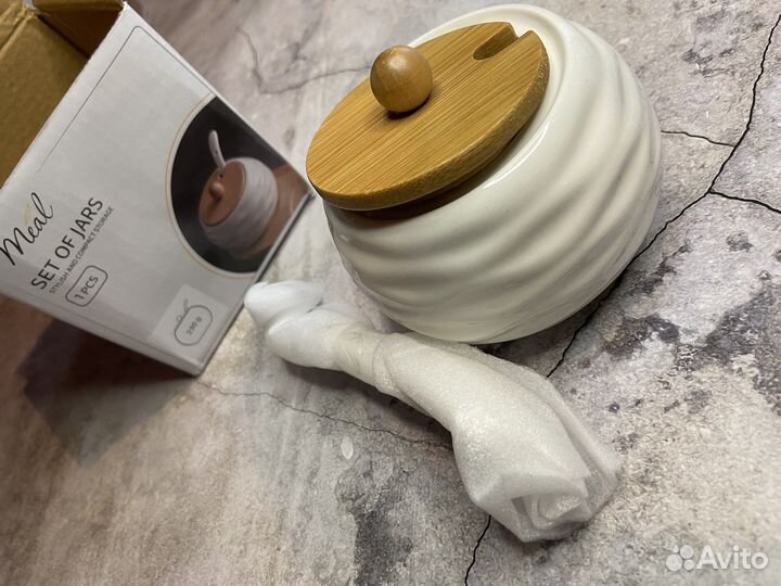 Набор фарфоровой посуды сахарница и чайник новый