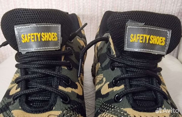 Кроссовки с металлическим носком