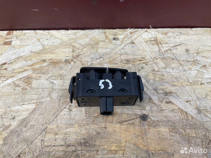 Кнопка аварийной сигнализации Renault Logan