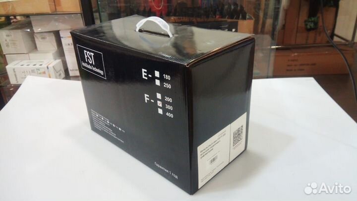 FST F-300 вспышка студийная с рефлектором