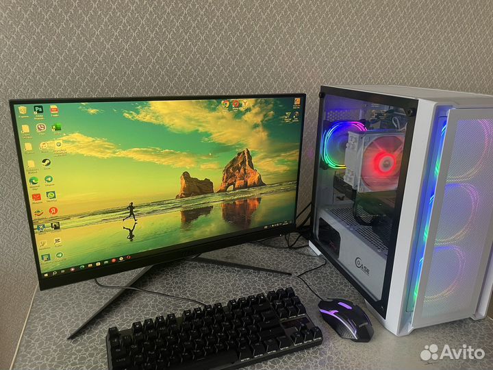 Игровой компьютер с монитором и клавиатурой