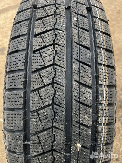 Roadmarch Snowrover 868 235/45 R18 130T