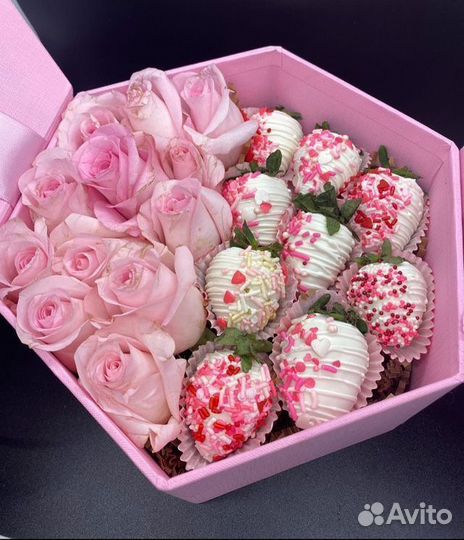 Клубника в шоколаде с цветами