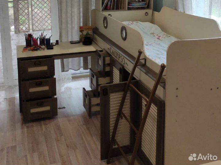 Детская кровать чердак со столом и шкафом