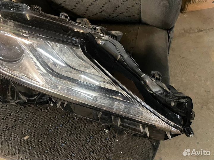 Правая LED фара Toyota Camry 70