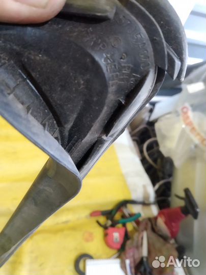 Уплотнитель стекла двери Mitsubishi lancer X