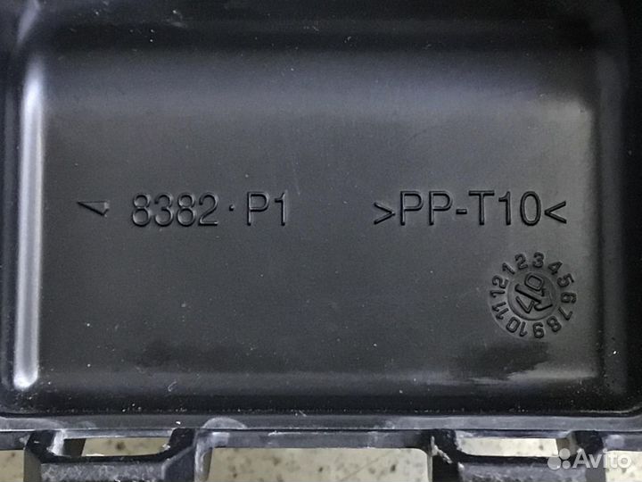 Крышка блока предохранителей Toyota Avensis II 200