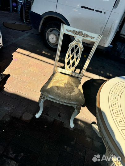 Стол со стульями