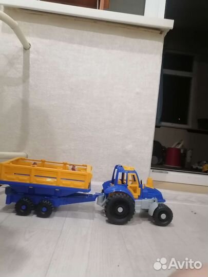 Синий трактор с прицепом большой
