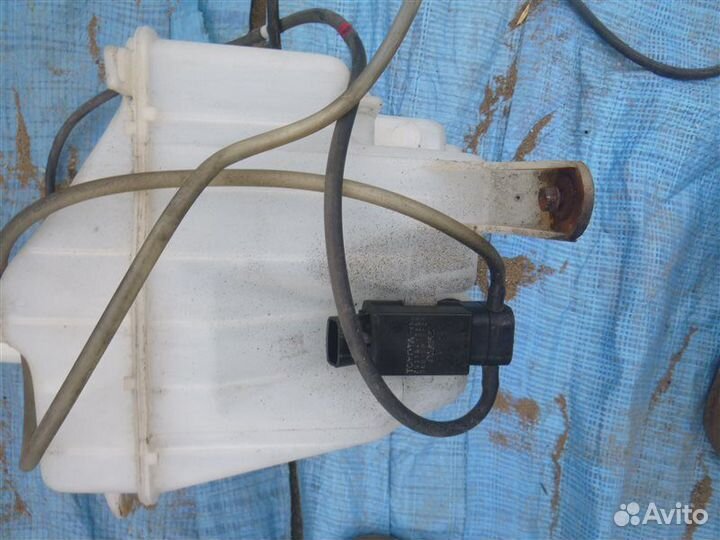 Бачок омывателя Toyota Granvia KCH10 5vzfe 2000