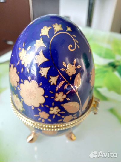 Фарфоровая шкатулка яйцо