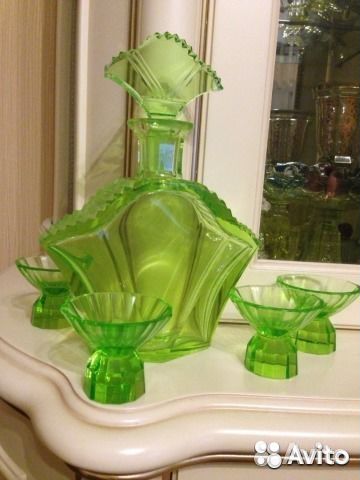Штоф и рюмки урановое и зеленое стекло
