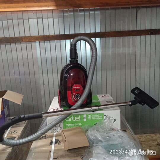 Пылесос Snowcap VL-621E красный