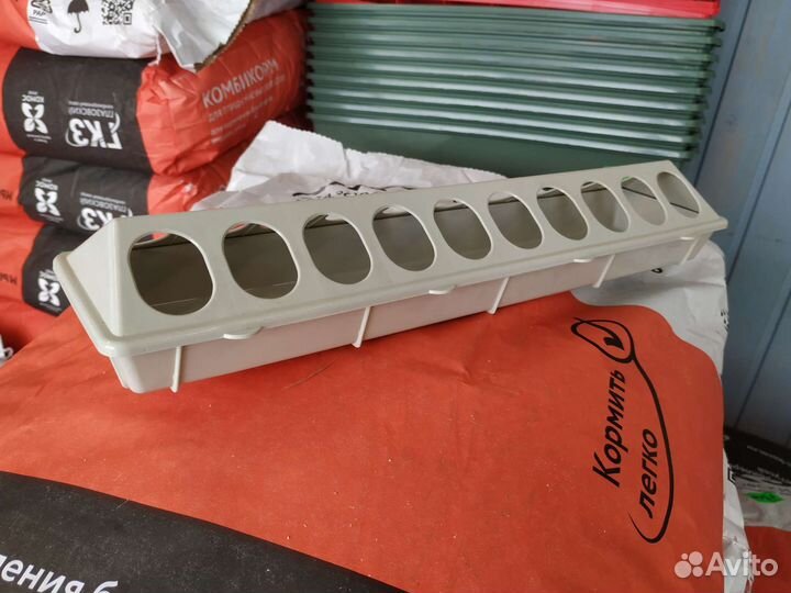 Комбикорм, кормушки, поилки