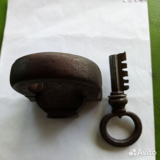 Навесной замок старинный