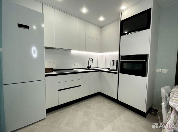 Угловая в потолок кухня на заказ