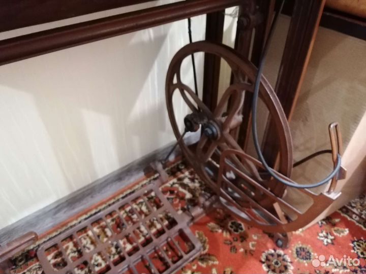 Швейная машина Лада ножная с деревянной станиной