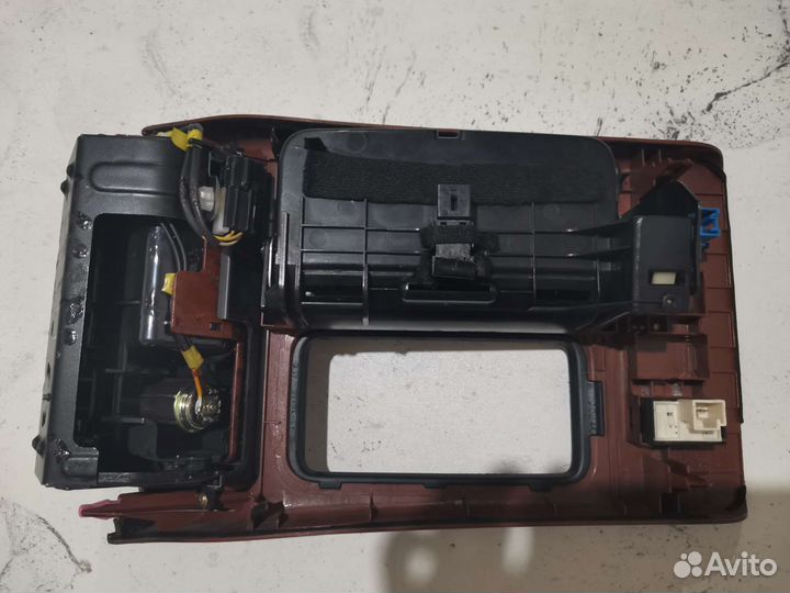 Продам накладку консоли на Toyota Crown