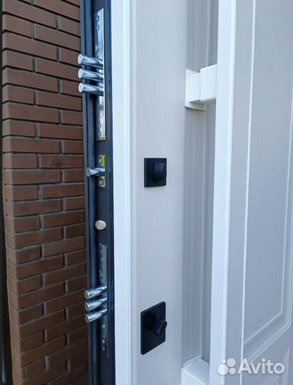 Уличная металлическая дверь с терморазрывом