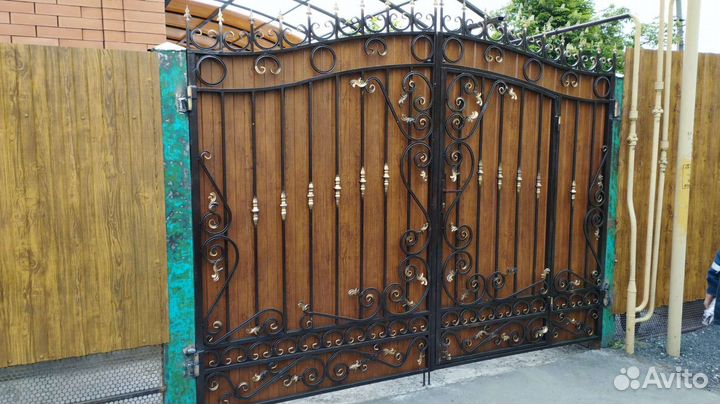 Ворота Кованые арт 44. Профлист под дерево