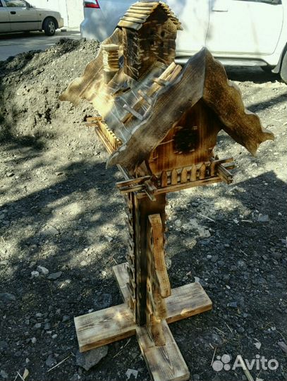 Кормушки для птиц на стойке