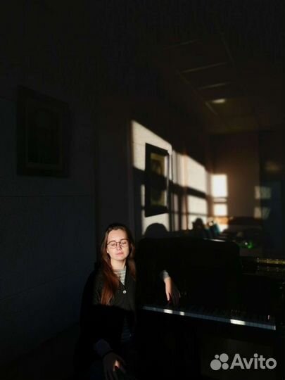 Учитель по фортепиано, сольфеджио, гармонии