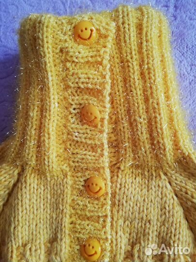 Небольшая вязаная манишка на пуговицах