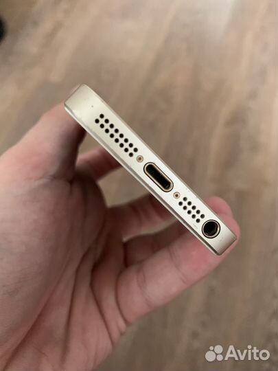 iPhone SE, 32 ГБ