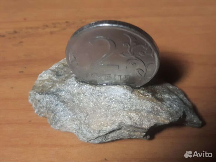 Монета и камень с вершины горы Домбай