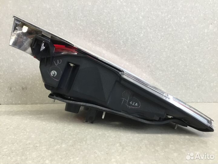 Фонарь задний внутренний левый Toyota Camry XV50 2