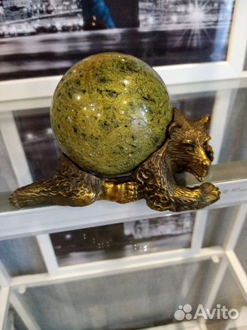 Медведь из бронзы с шаром из цельного змеевика