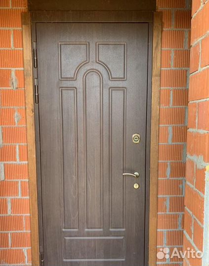 Дверь входная в квартиру