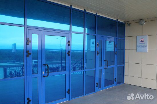 Дверь алюминиевая