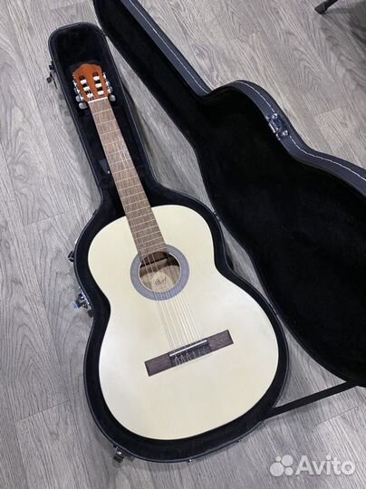 Кейс для классической гитары жесткий (Новый)