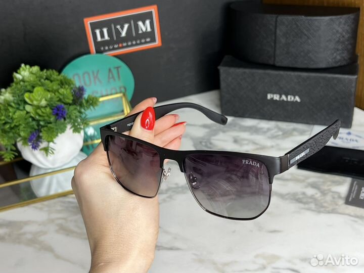 Солнцезащитные очки Prada