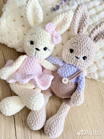 Вязаная игрушка ручной работы заяц