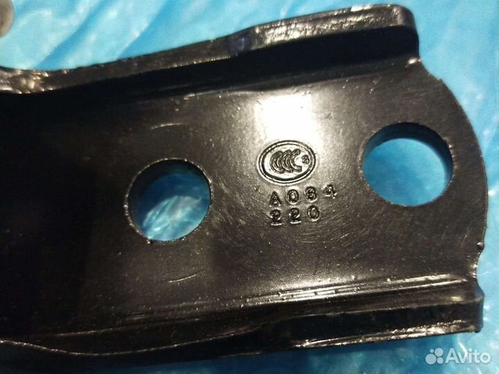 Петля двери Venza задней правой нижняя 68770-04010