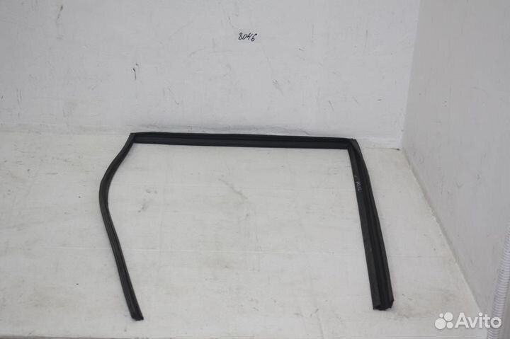 Уплотнитель стекла двери задней правой Nissan Tii