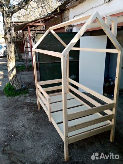 Детская кроватка домик