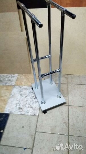 Вешало напольное