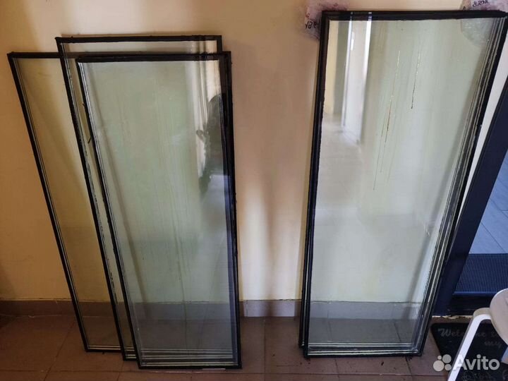 Оконные стекла в чёрной раме