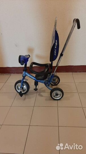 Детский трехколесный велосипед с ручкой