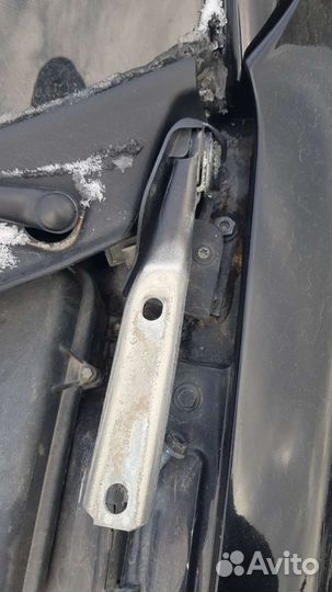 Петли капота на Volkswagen Passat B5