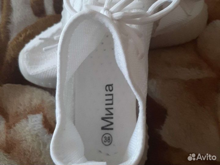 Кроссовки женские