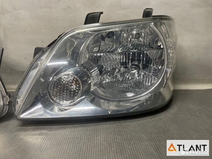 Фара передняя toyota noah