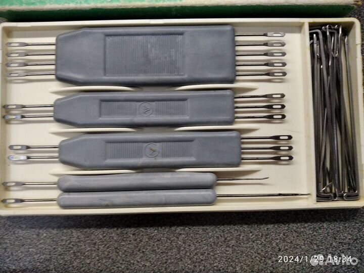 Набор игл и деккеров для ручных вязальных машин