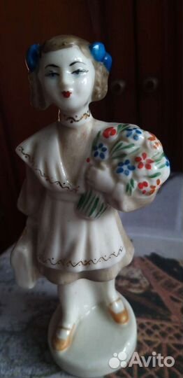 Фарфоровая статуэтка Первоклассница