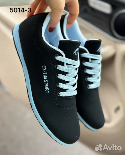 Кроссовки женские