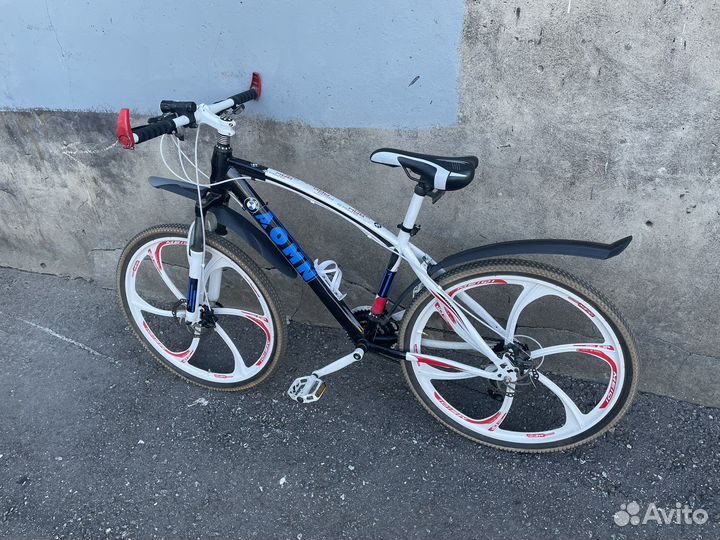 Велосипед BMW на литых дисках